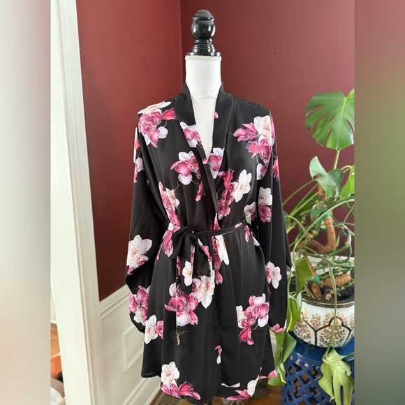 VENUS Other - Black Floral Magnolia Kimono Robe